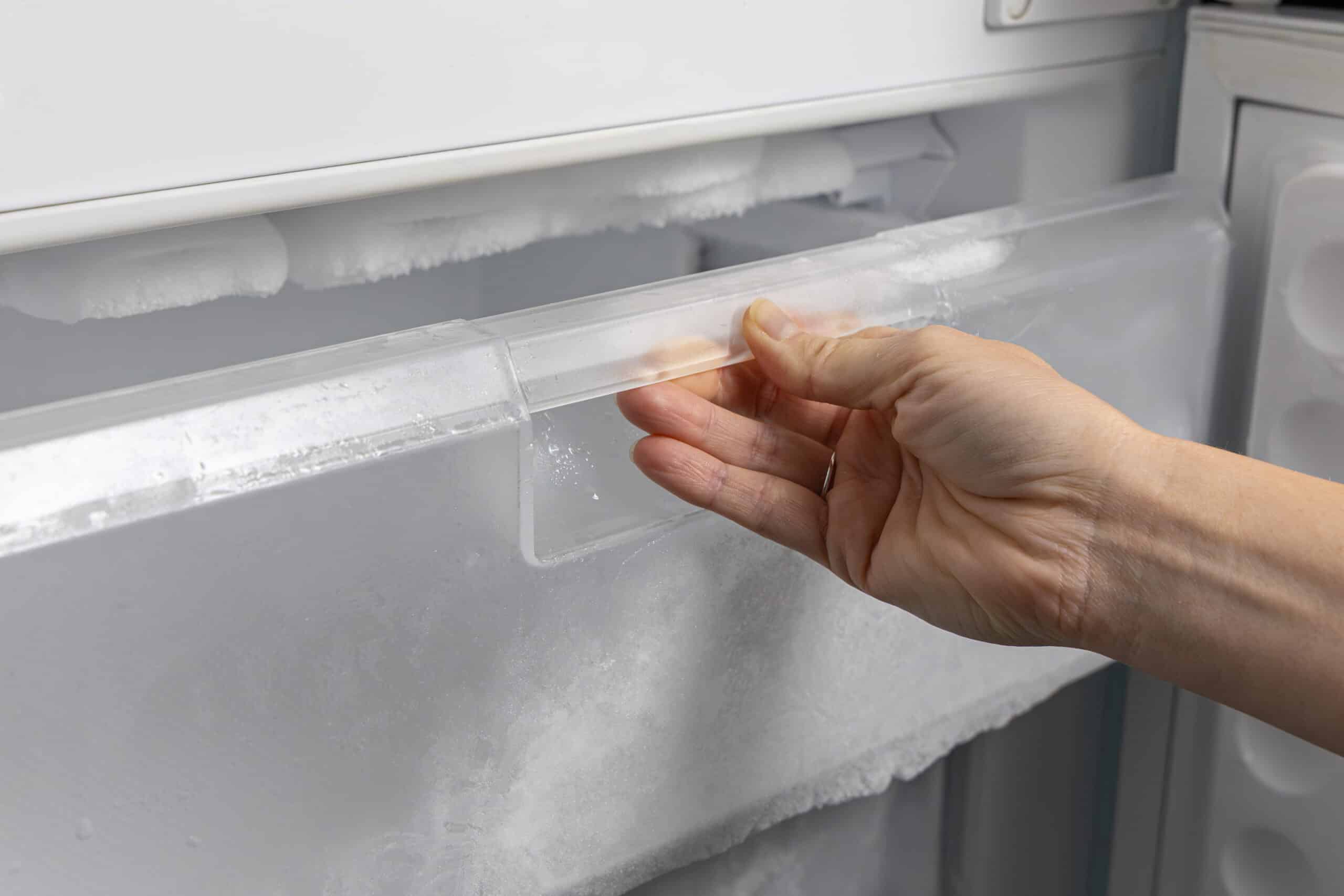 Eis aus dem Gefrierschrank entfernen