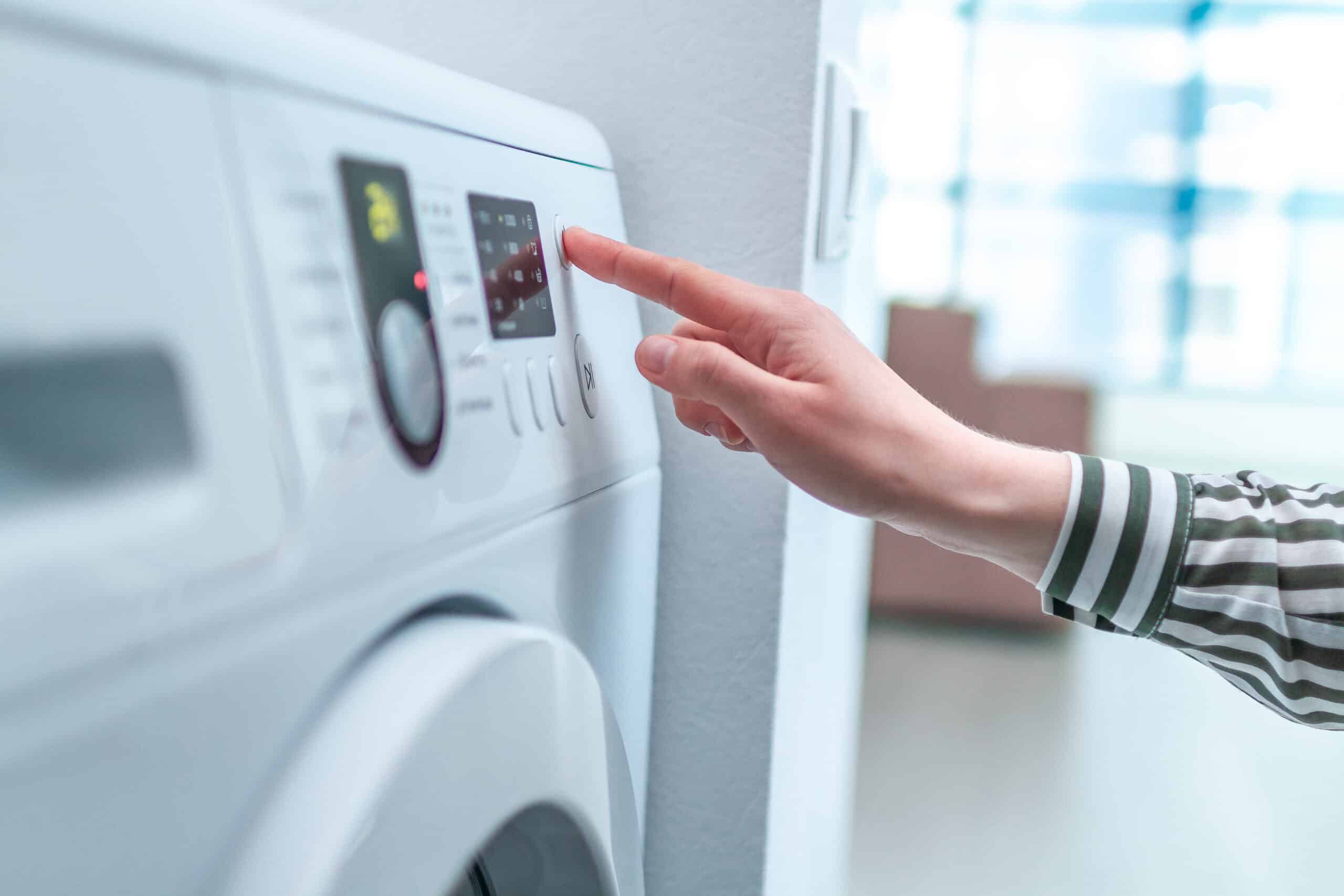 Knöpfe, damit sich die Waschmaschine selbst reinigt.