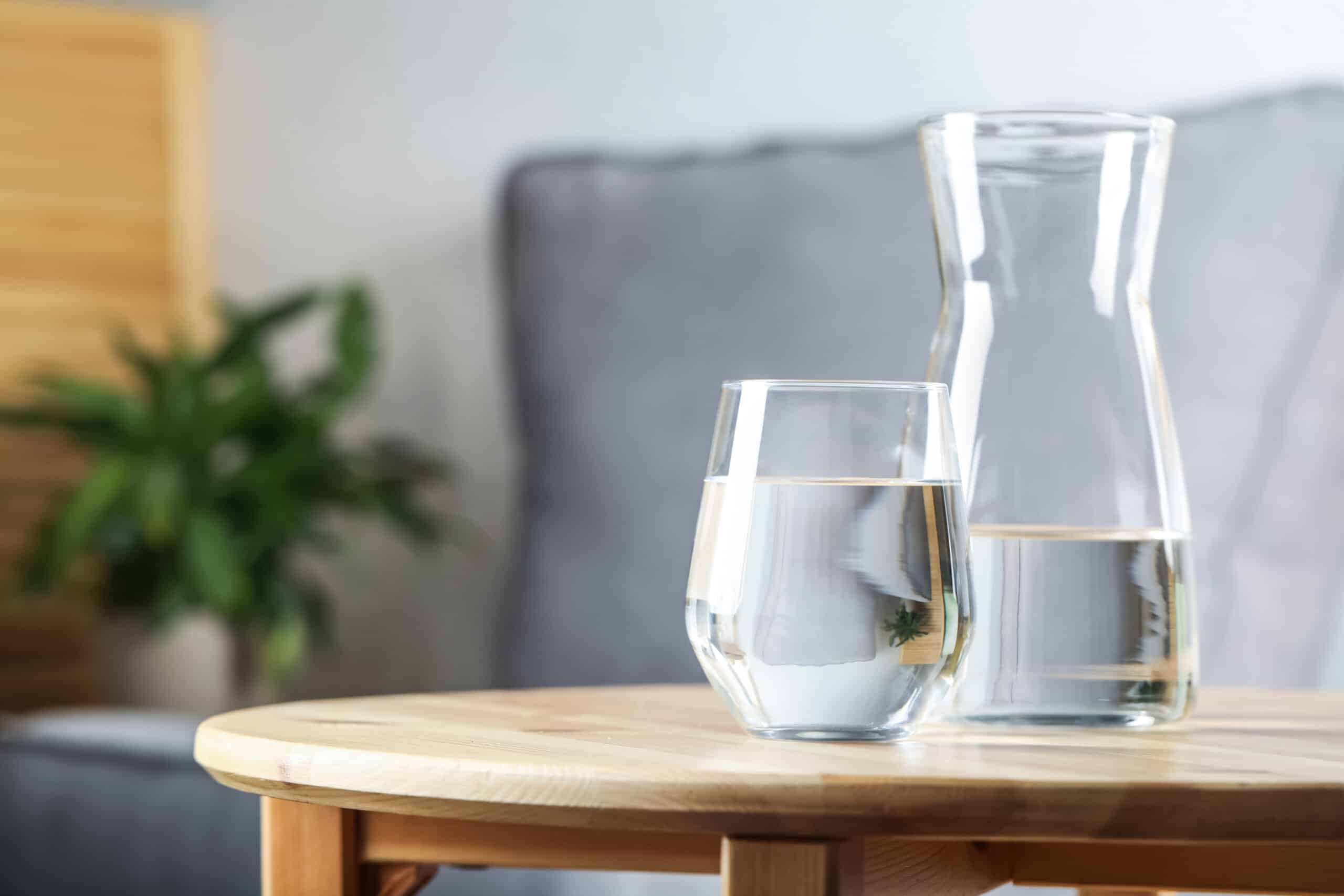 Einige Tropfen in ein Glas Wasser geben, um das Haus zu beduften.