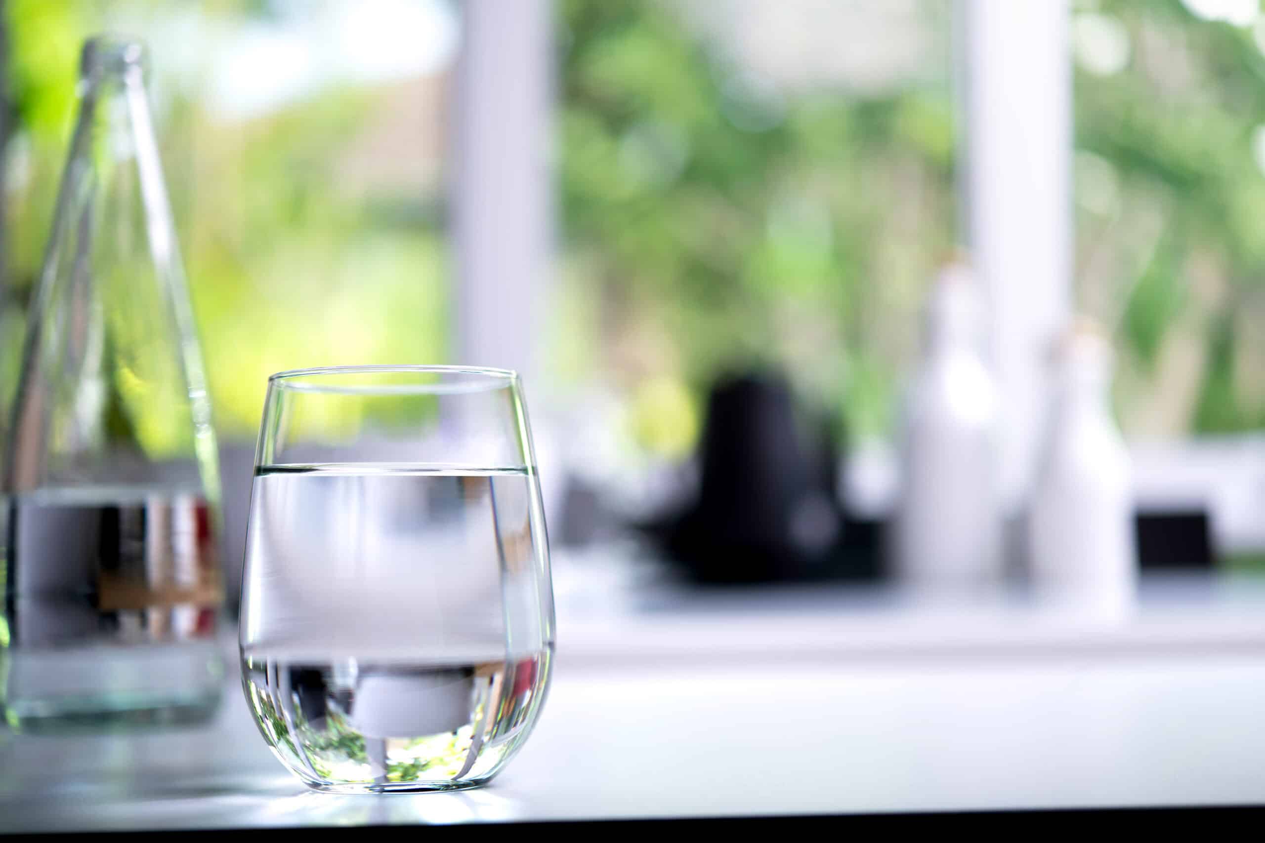 7 Tropfen in einem Glas Wasser, um das Haus zu beduften