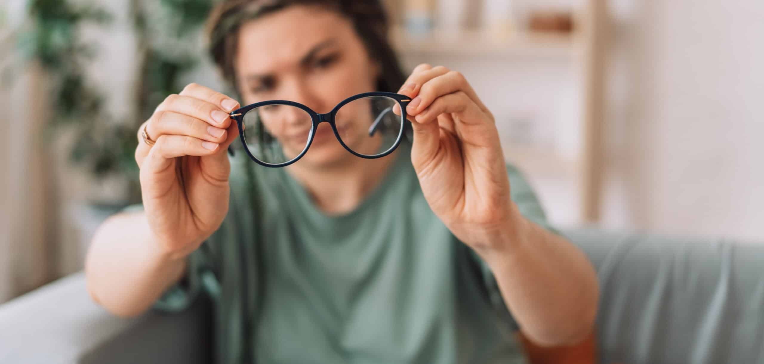 Tipp zum Reinigen von Brillen ohne Mikrofasertuch